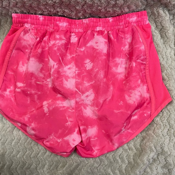 MEDIUM UNDER ARMOUR WOMEN’S PINK TIE-DYE RUNNING SHORTS W/POCKETS - Picture 3 of 3
